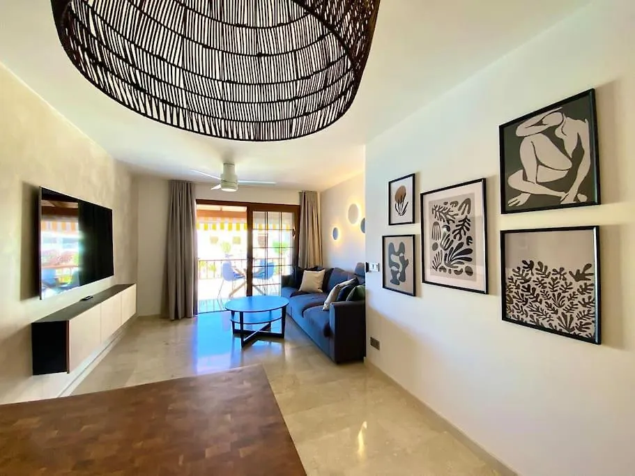 Stylish & Modern 1 Bedroom Suite On Frontline Of Playa Del Duque 阿德耶 0*,  西班牙