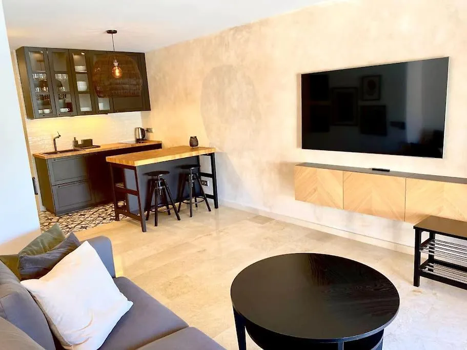 Stylish & Modern 1 Bedroom Suite On Frontline Of Playa Del Duque Costa Adeje  Apartamento Costa Adeje (Tenerife)